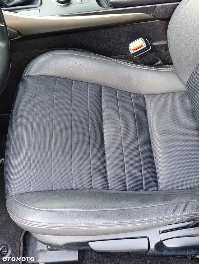 Lexus IS 300h Business Edition - 16