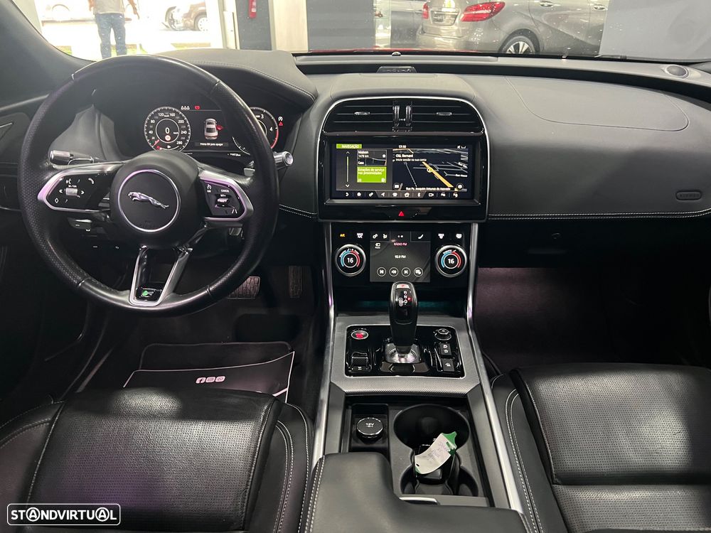 Jaguar XE D180 Aut. R-Dynamic S — fotografia 26