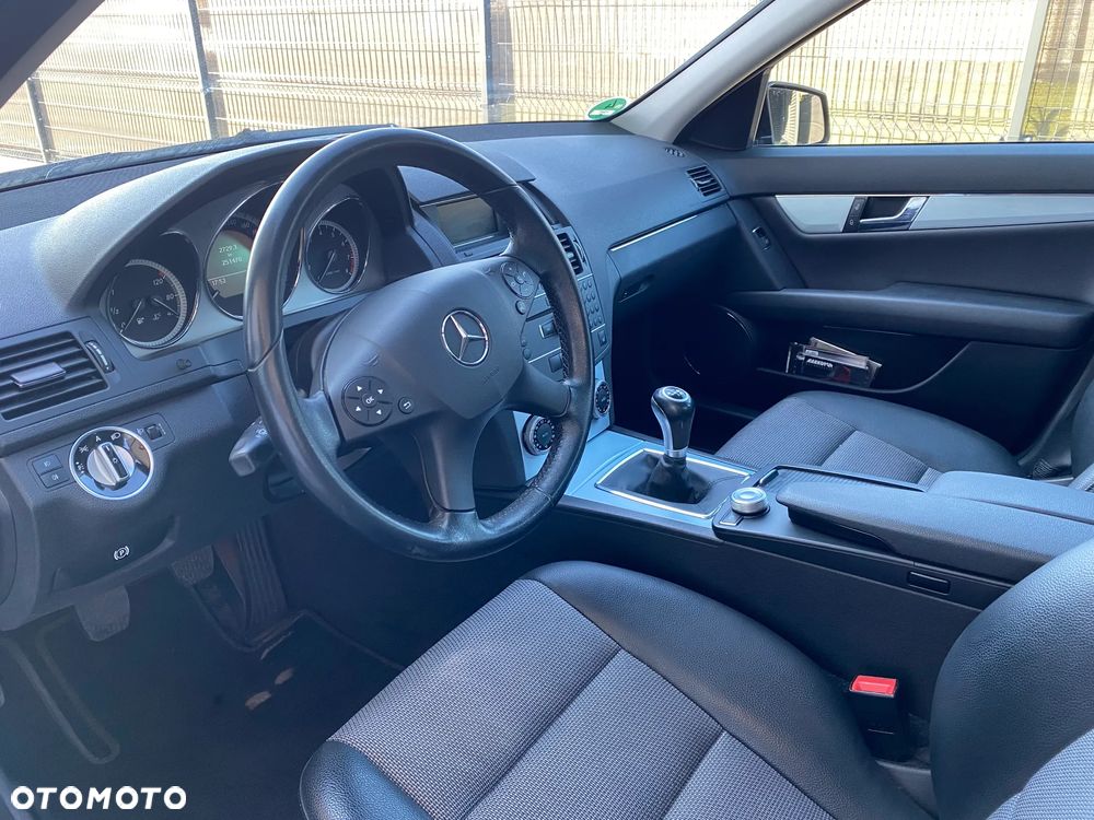 Mercedes-Benz Klasa C 180 CGI BlueEFFICIENCY Avantgarde - 13