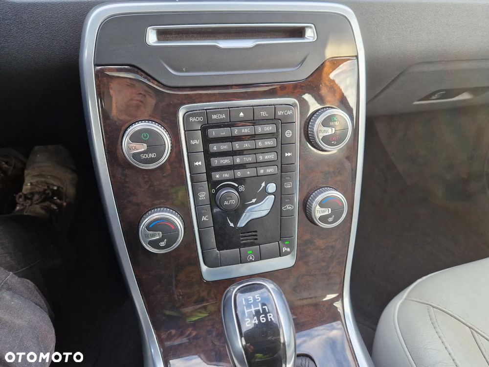 Volvo V70 D4 Momentum - 16