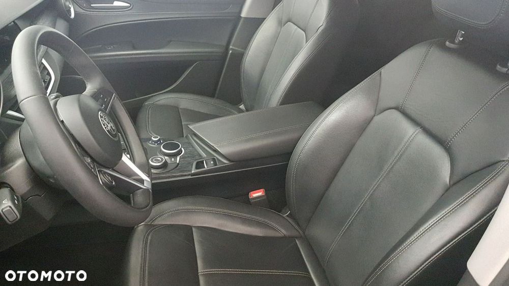Alfa Romeo Stelvio - 16