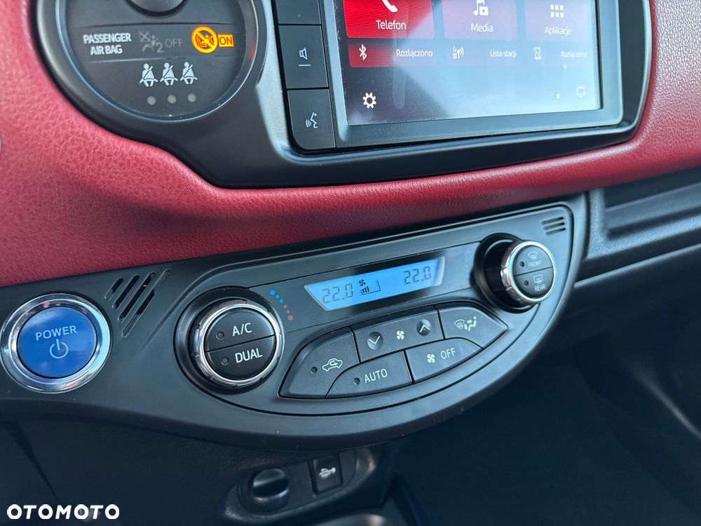 Toyota Yaris Hybrid 100 Selection Platinum - 26