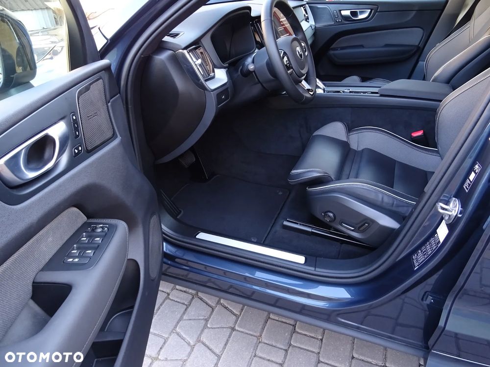 Volvo XC 60 B5 B AWD Plus Black Edition - 18