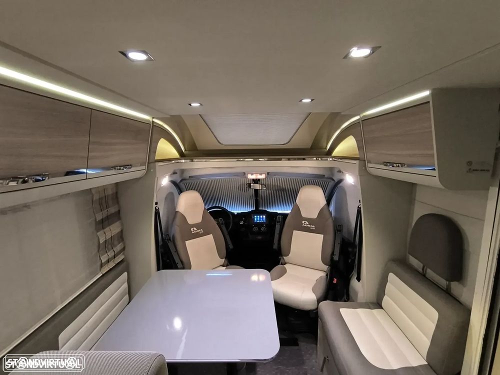 Adria Matrix M670SC 50 Anos 5lugares Cama central e basculante - 14