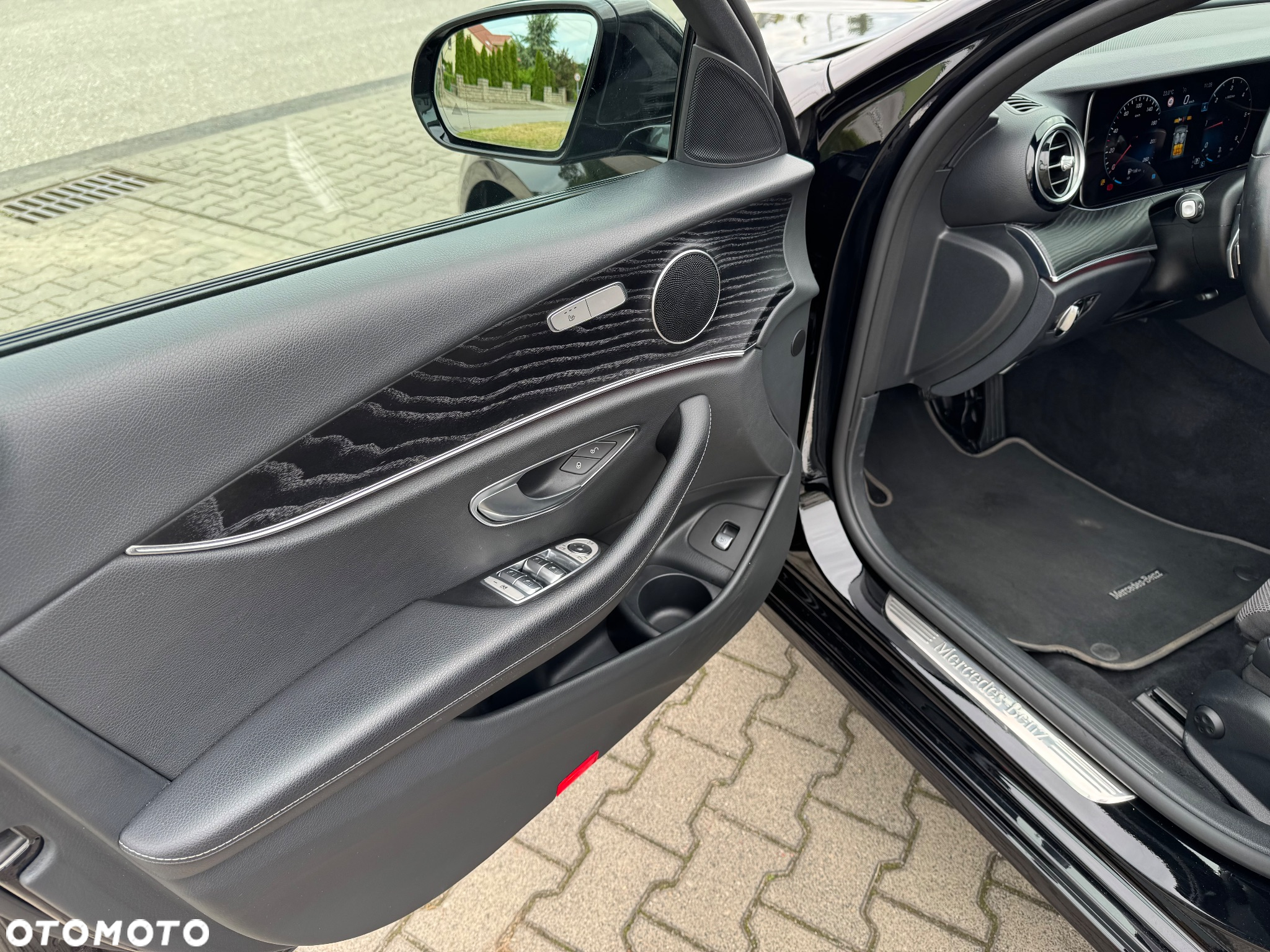 Mercedes-Benz Klasa E 220 d 4Matic T 9G-TRONIC Avantgarde - 26