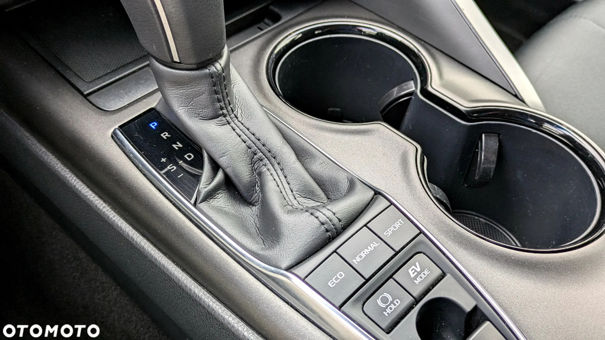 Toyota Camry 2.5 Hybrid Comfort CVT - 12