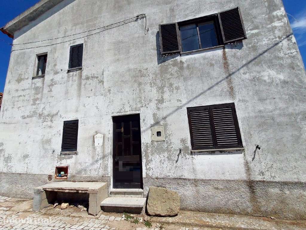 Moradia de tipologia T3 de 3 pisos, a necessitar de obras de reabil... - Grande imagem: 2/15