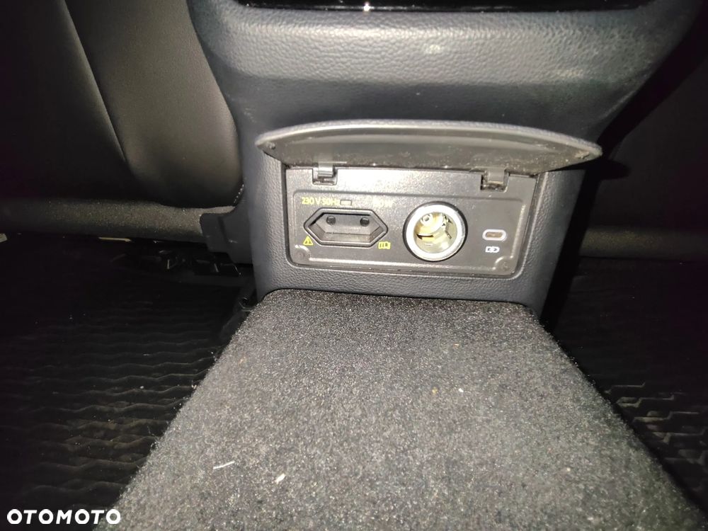 Volkswagen Passat Variant 2.0 TDI SCR DSG 4Motion Elegance - 26
