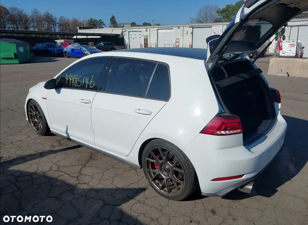 Volkswagen Golf - 3