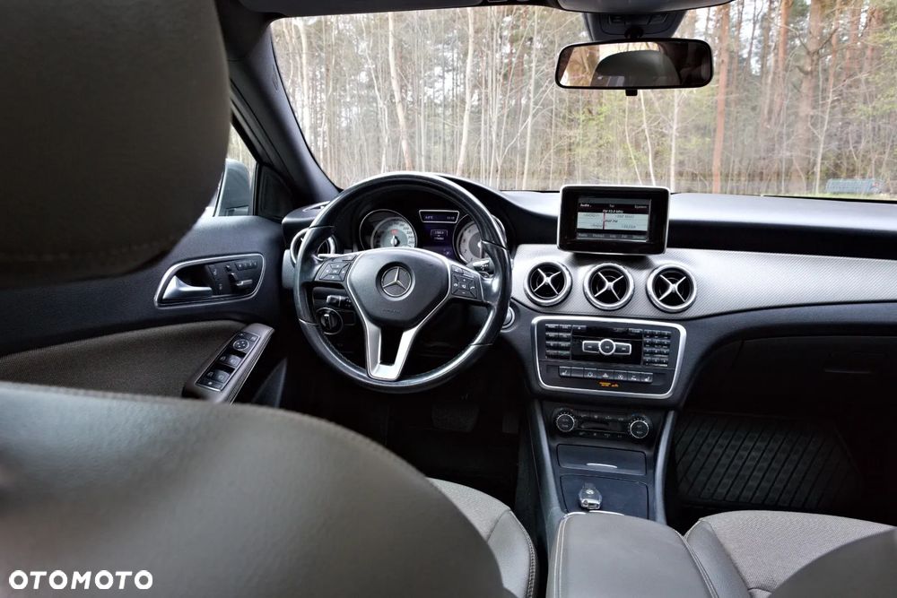 Mercedes-Benz GLA 200 7G-DCT - 25