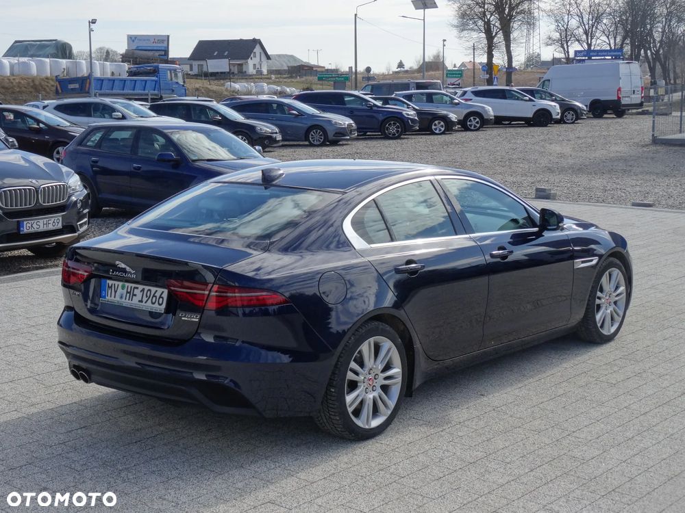 Jaguar XE 2.0 D180 R-Dynamic SE - 11