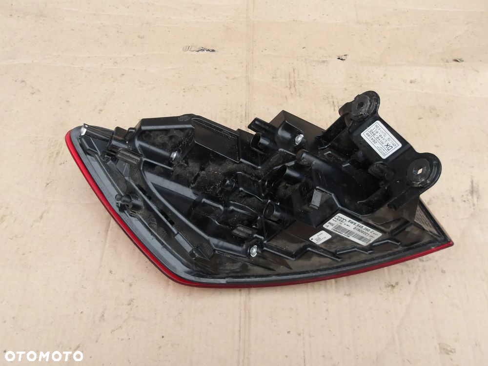 LAMPA PRAWY TYL LED AUDI A4 B9 KOMBI 8W9945092C - 8