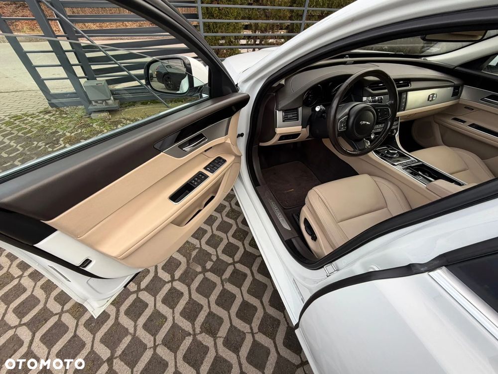 Jaguar XF 35t Prestige - 12