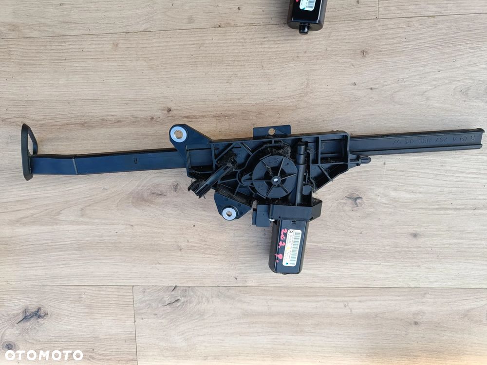 MERCEDES W207 COUPE CABRIO PODAJNIK PASA PRAWEGO PRAWY A2078600282 - 2