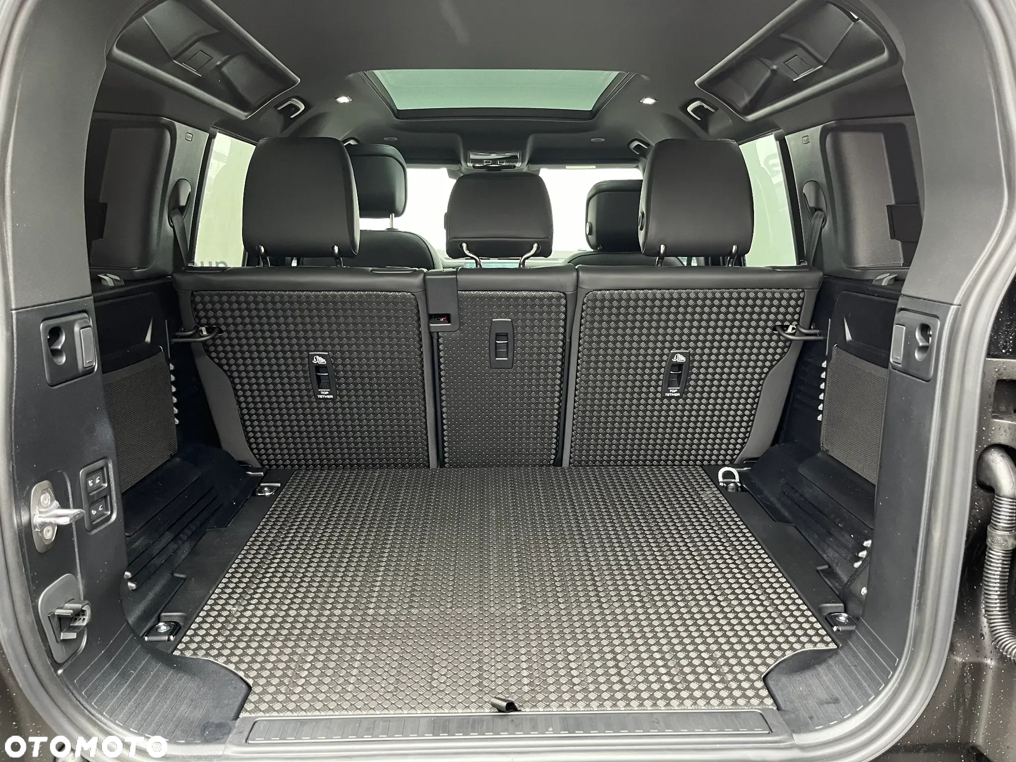 Land Rover Defender 110 D300 X-Dynamic HSE - 13