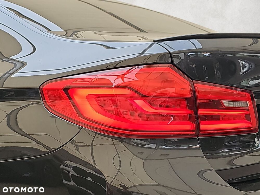 BMW Seria 5 M550i xDrive - 38