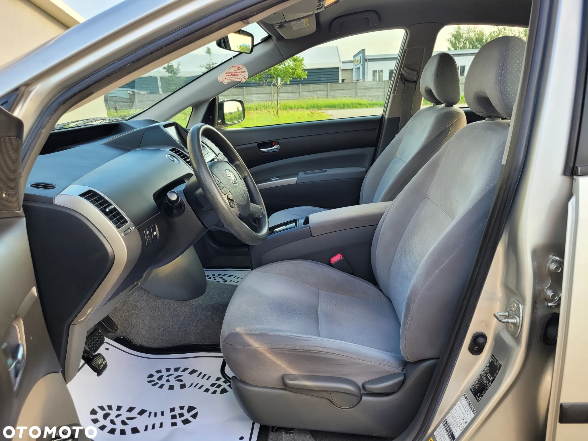 Toyota Prius (Hybrid) - 13