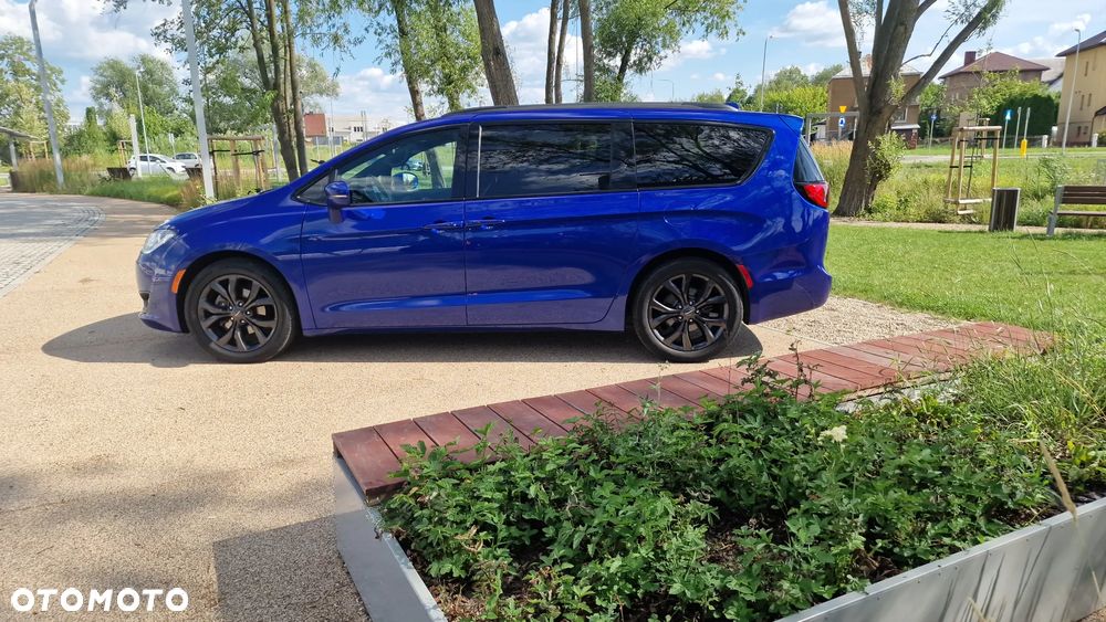 Chrysler Pacifica - 16