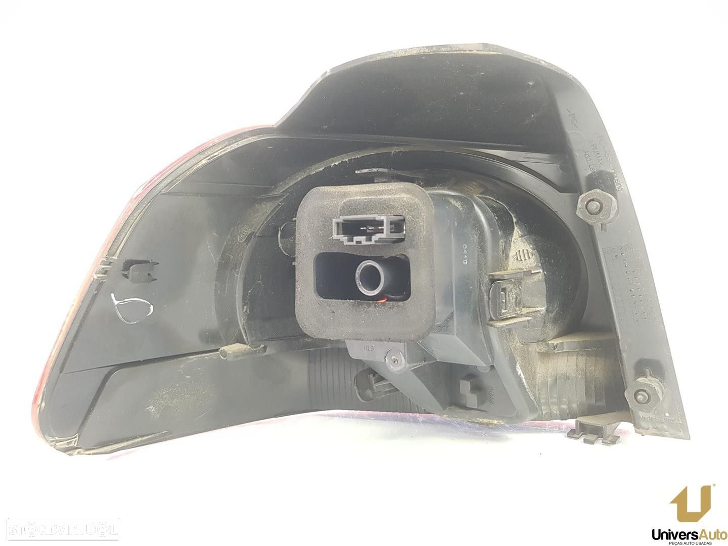 FAROLIM TRASEIRO DIREITO VOLKSWAGEN GOLF VI 2010 -5K0945096M - 1