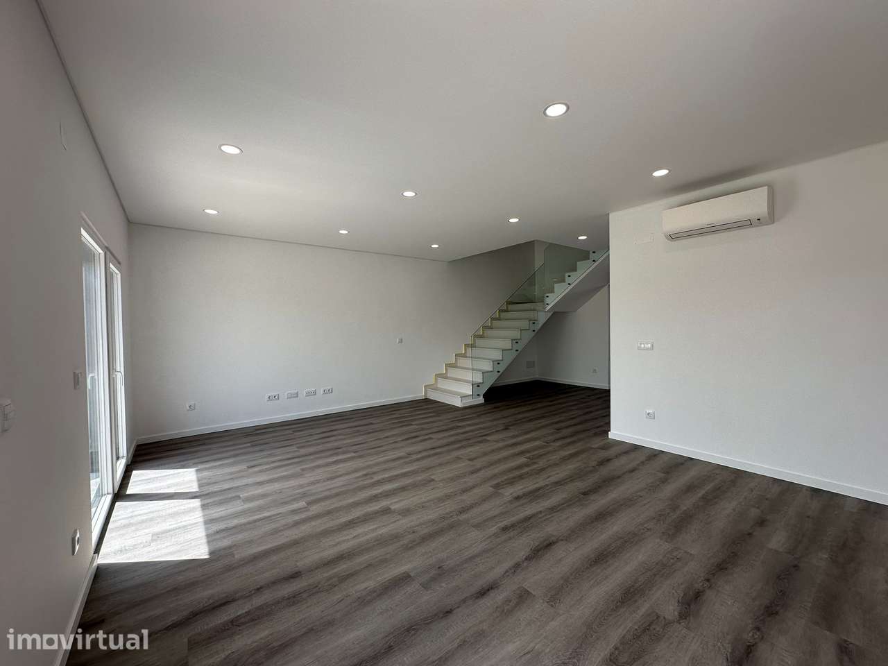 Moradia T3 com terraço e garagem, próxima a praias - Grande imagem: 2/24