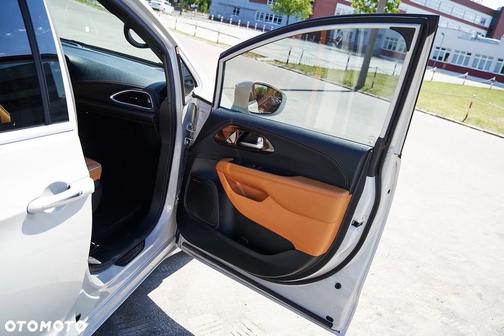 Chrysler Pacifica - 16