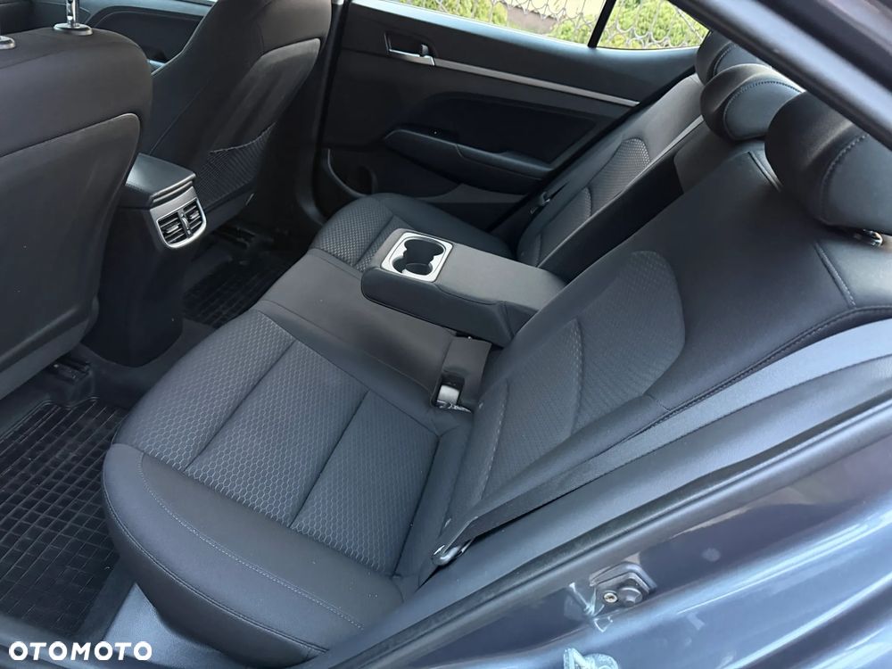 Hyundai Elantra 1.6 Comfort - 32