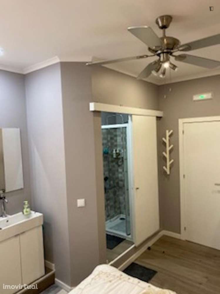 Quarto - localizado em São Sebastião Lisbon - Grande imagem: 5/16