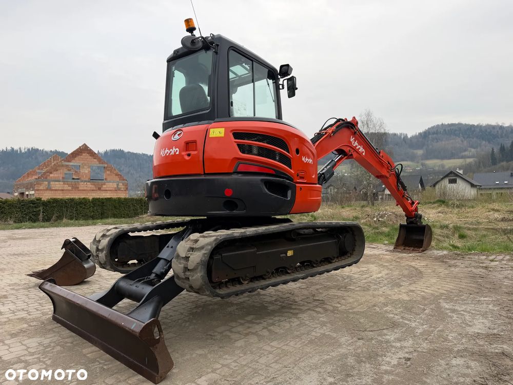 Kubota U55-4. koparka 5,5 tony. 2016 rok. 2300 mtg! KLIMATYZACJA. Długie ramie plus! 3sekcje Hydrauliczne. zamki na tłokach. Koparka Jak nówka sztuka. Zadbana zero zużycia. Z gospodarstwa Norweskiego. Zmiana łyżek Hydrauliczna. LENHOFF. Ani deka luzów wycieków. Szybka wolna jazda. Gąski perfekt stan. OKAZJA TANIO. Aktualna Dekra. Po serwisach eksploatacyjnych. Mocny silnik Kubota 4 cylindry! Zamki na tłokach. Wielka Okazja - 27