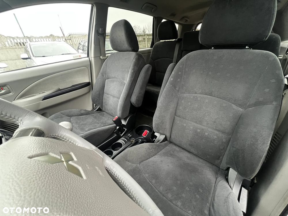 Mitsubishi Grandis 2.4 Intense - 15