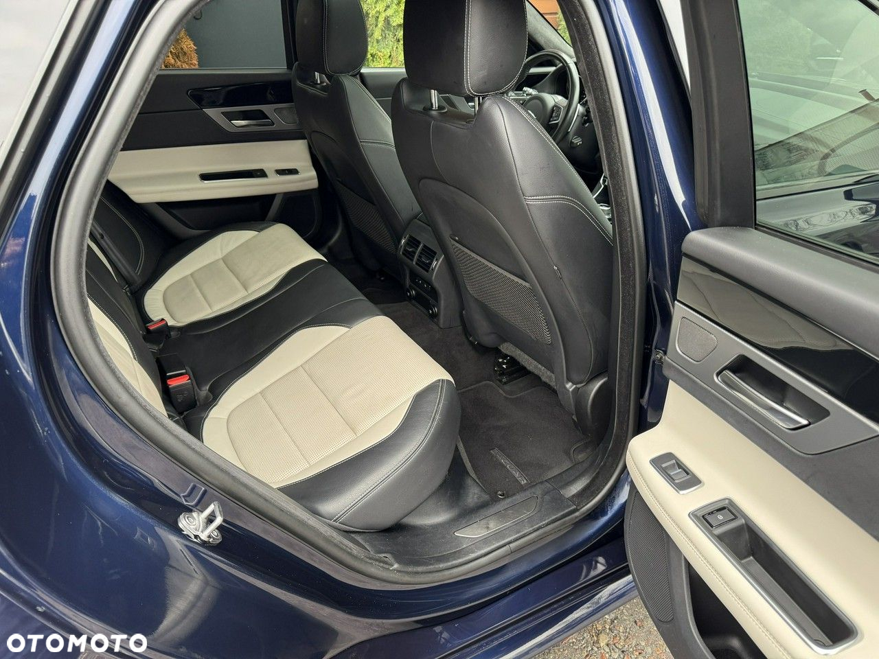 Jaguar XF 2.0 i4D AWD R-Sport - 29