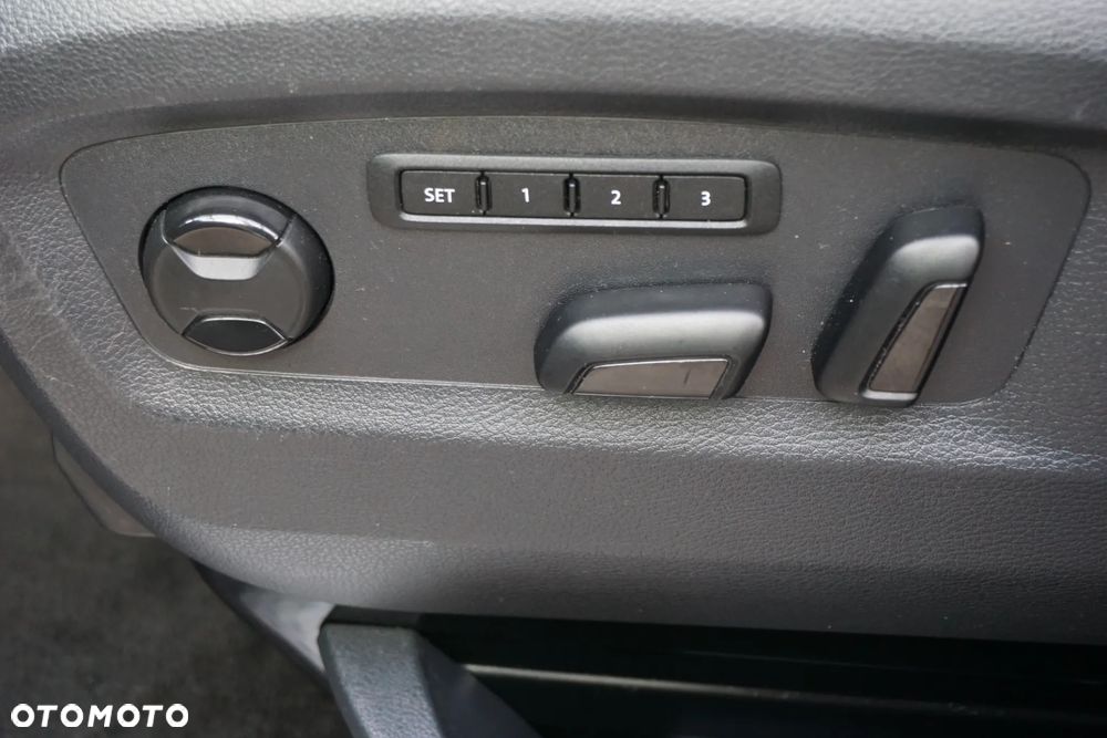 Volkswagen Multivan - 24