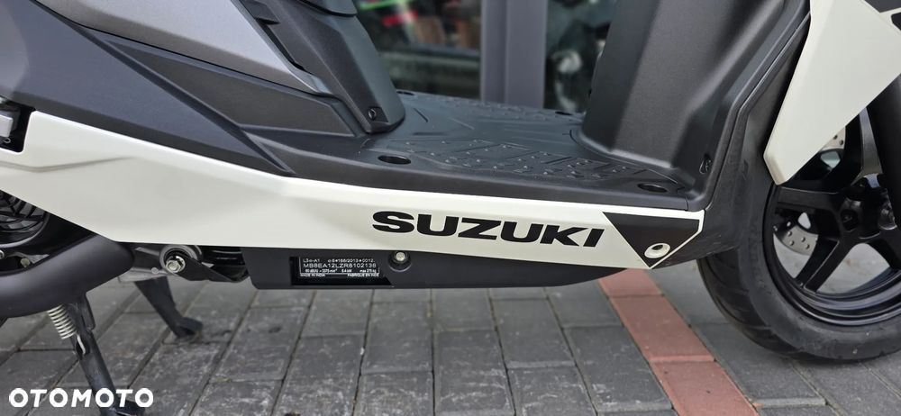 Suzuki Avenis - 13