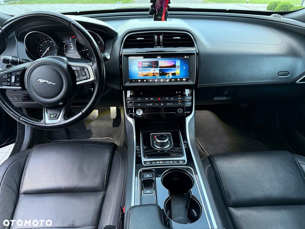 Jaguar XE 2.0 D AWD R-Sport - 36