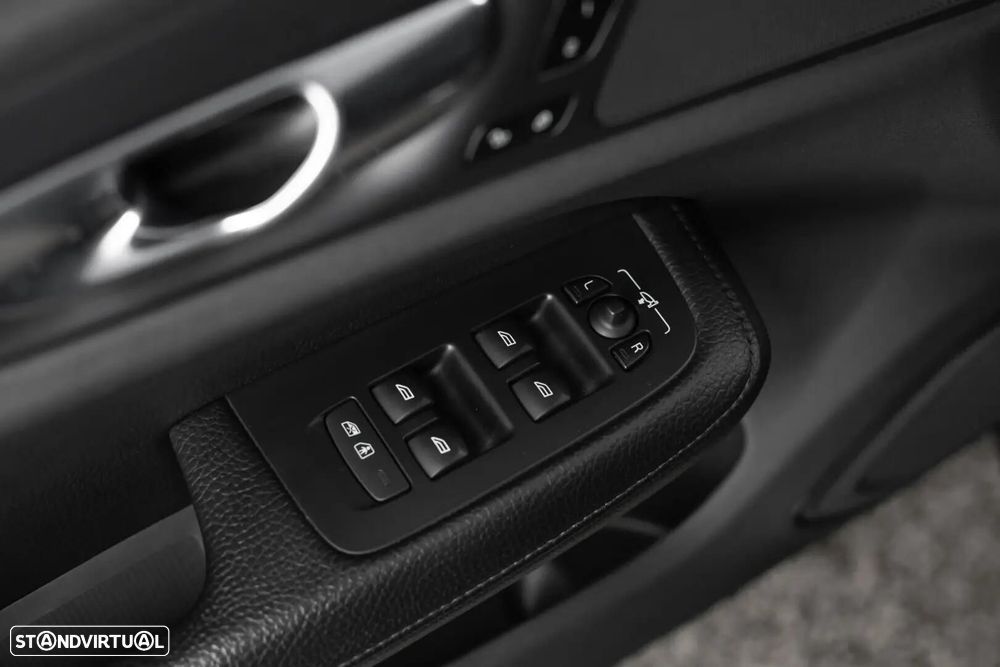 Volvo V60 2.0 B4 Momentum Geartronic - 34