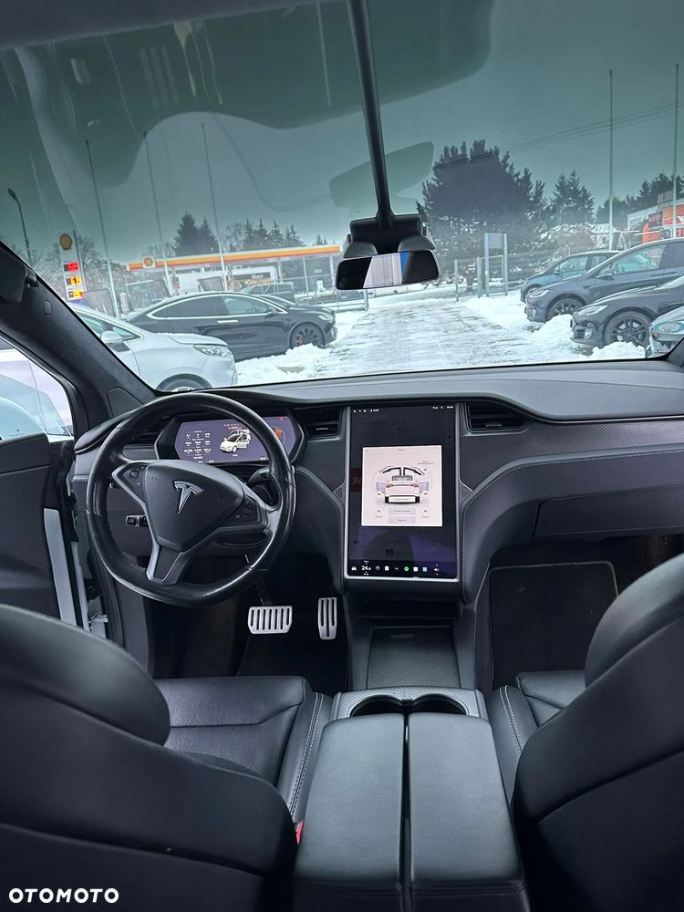 Tesla Model X - 12