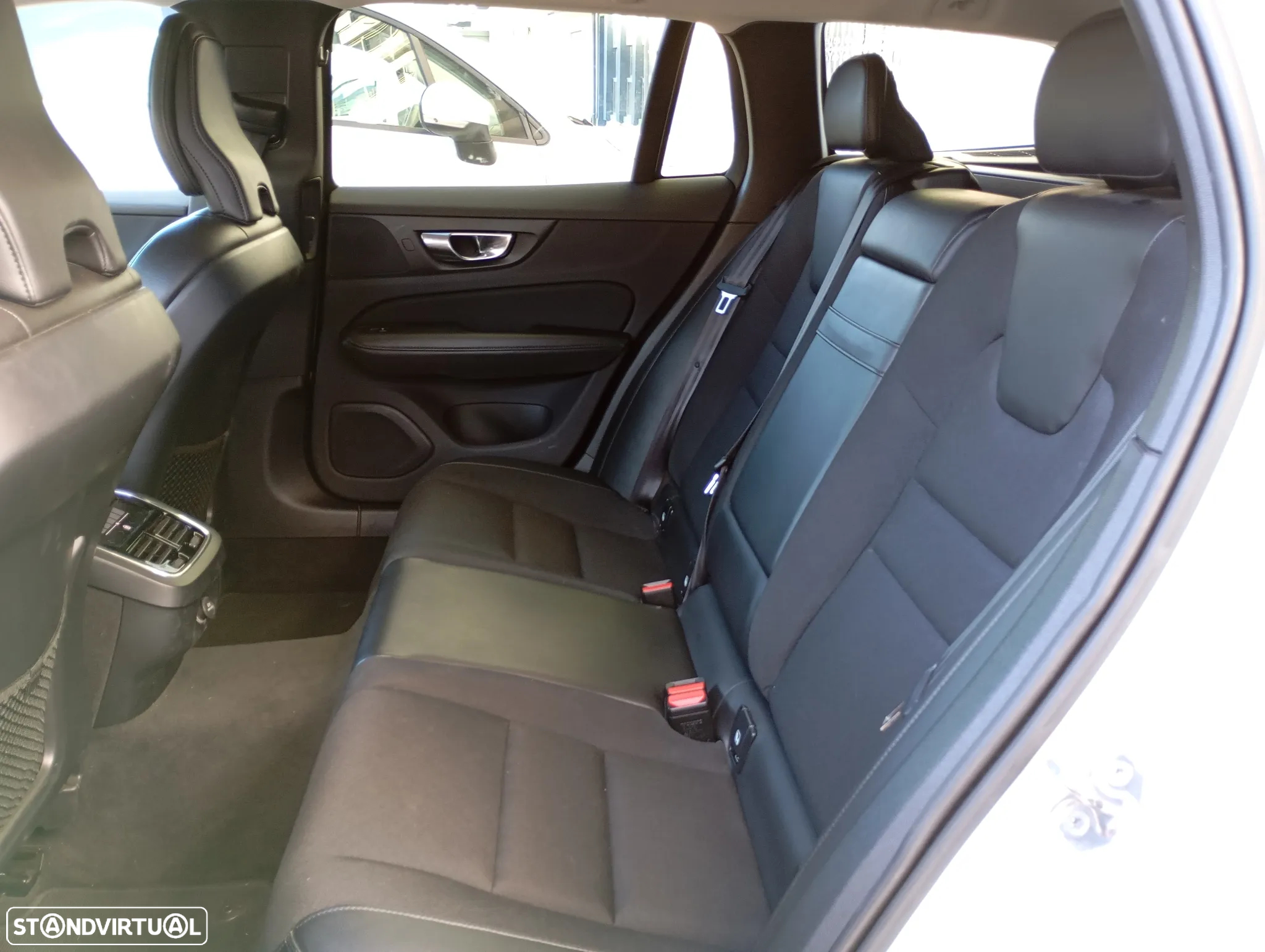 Volvo V60 2.0 D3 Momentum Geartronic - 22