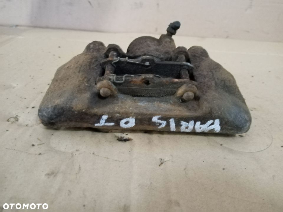 Zacisk hamulcowy prawy tył tylny Toyota Yaris I - 1