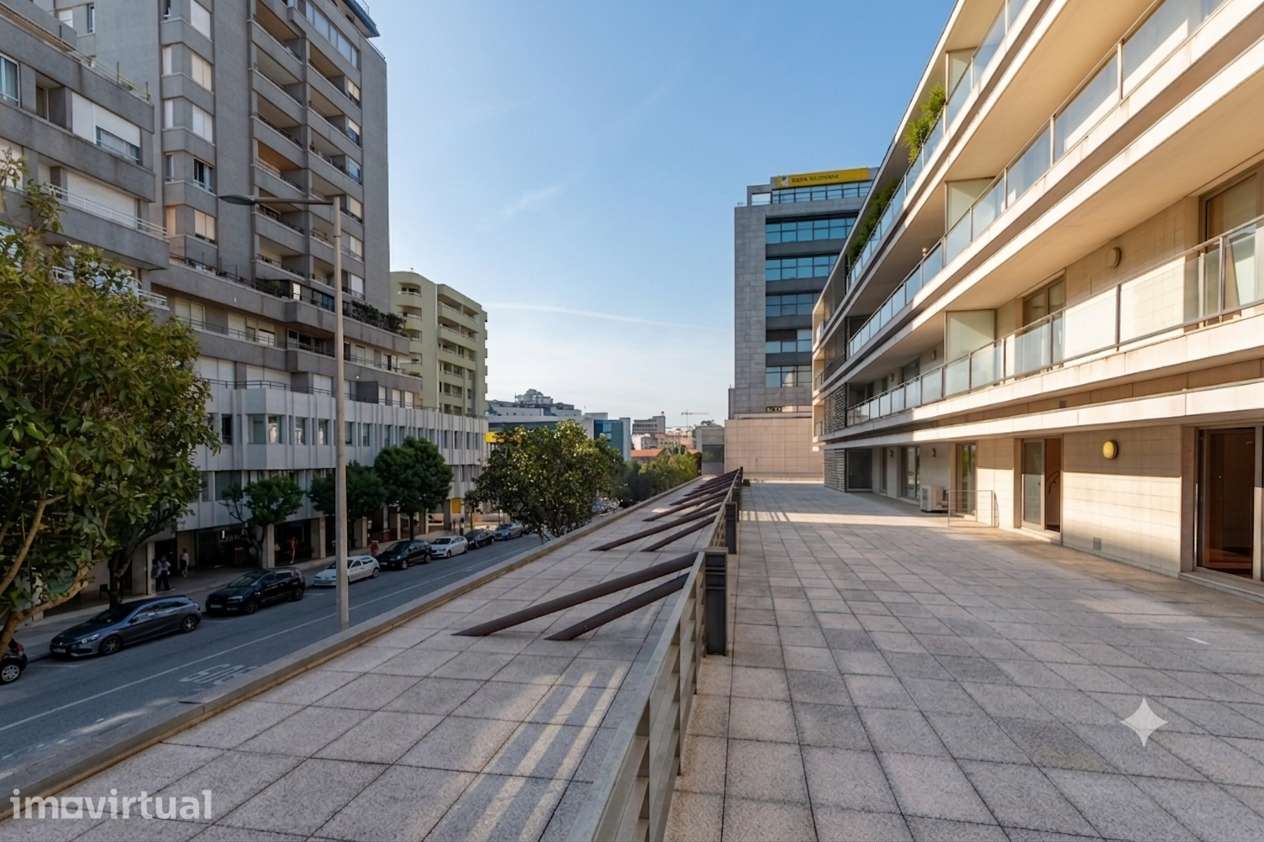 Apartamento T5 com 4 casas de banho e garagem - Grande imagem: 2/54
