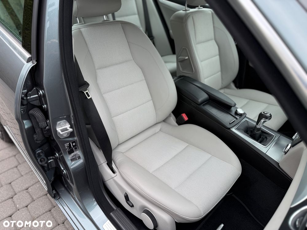 Mercedes-Benz Klasa C 180 CGI BlueEff Avantgarde - 17