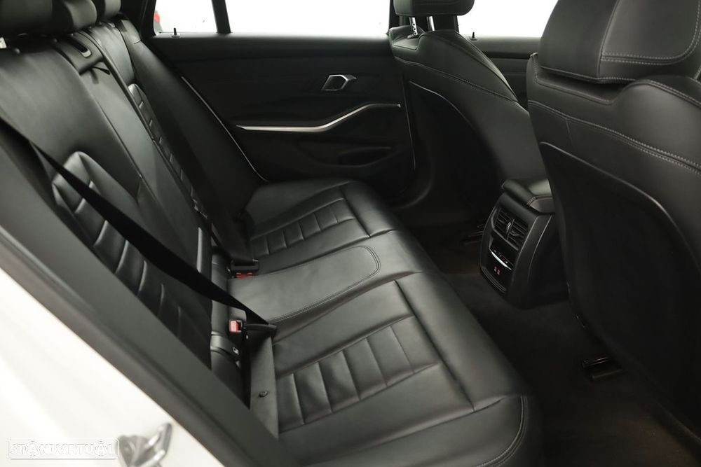 BMW 330 e Pack Desportivo M Auto - 25
