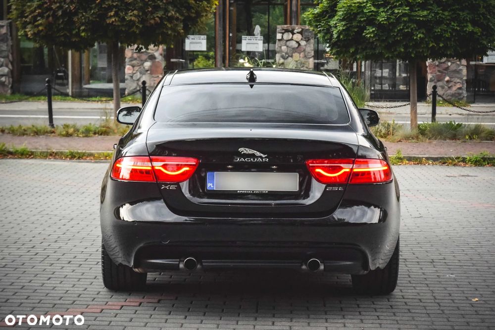 Jaguar XE 2.0 T R-Sport - 13