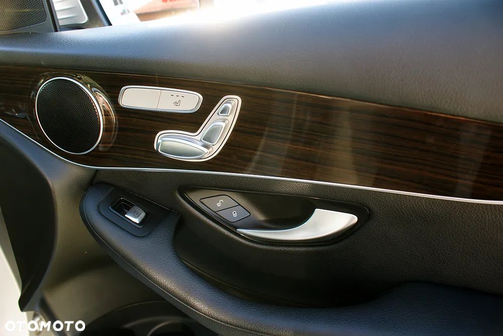Mercedes-Benz GLC 300 4Matic 9G-TRONIC AMG Line - 24
