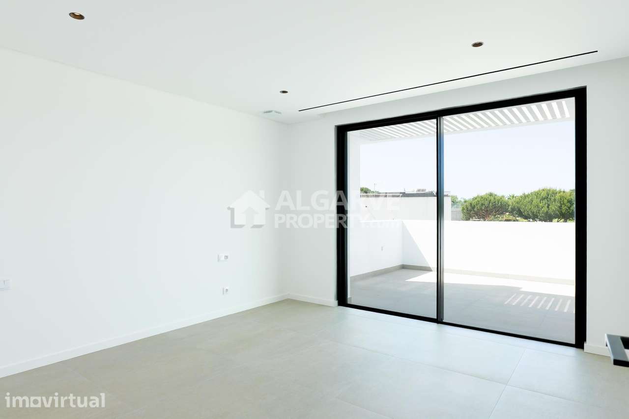 Espaçosa e moderna moradia V4 junto do Campo de Golfe em Vilamoura, Al - Grande imagem: 4/46