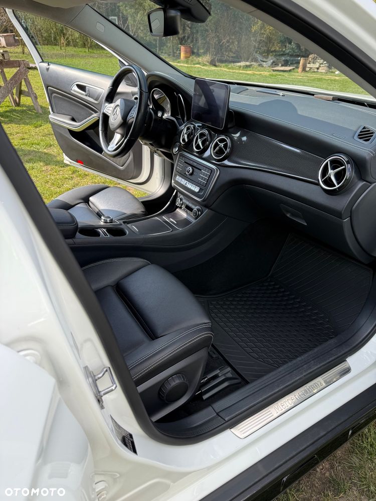 Mercedes-Benz GLA 200 7G-DCT - 15