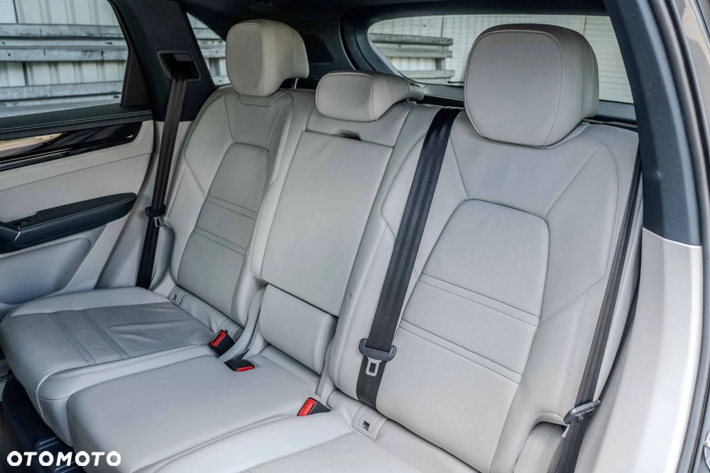 Porsche Cayenne Standard - 21