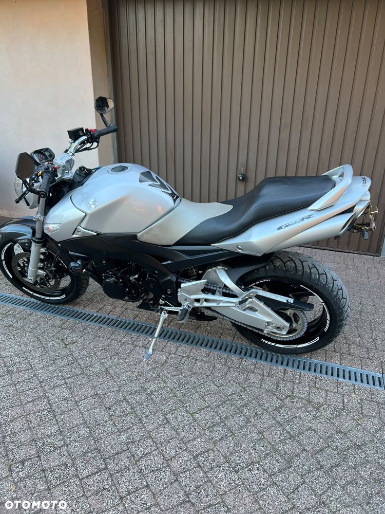 Suzuki GSR - 16