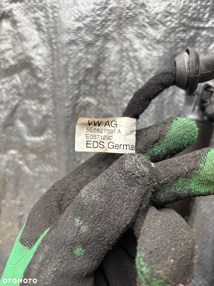 Skoda Octavia IV siłownik klapy bagażnika 5E6827851A - 2