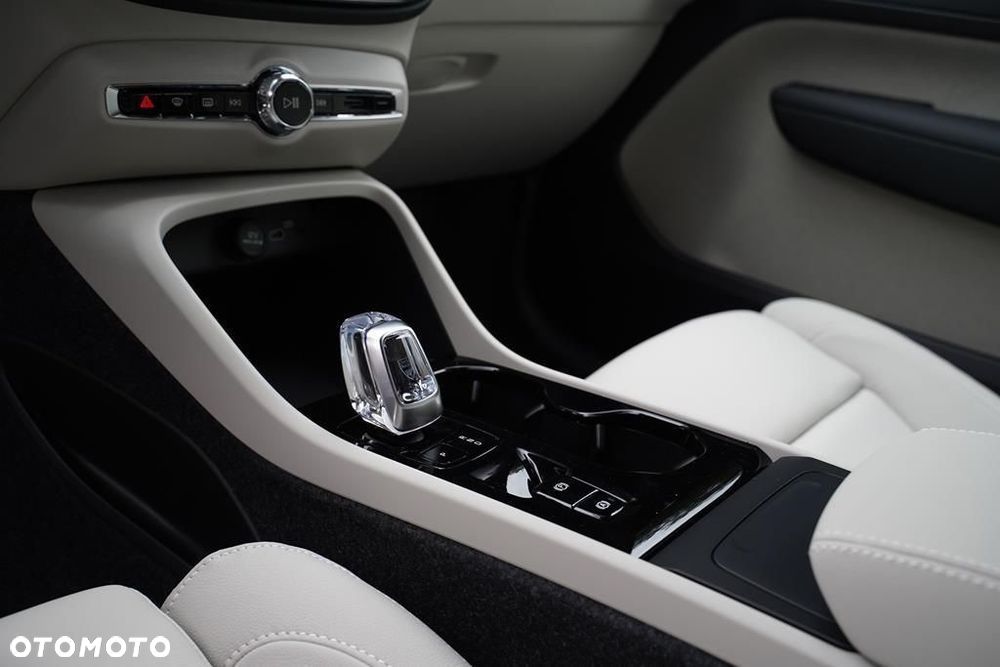 Volvo XC 40 B3 Plus Dark - 22