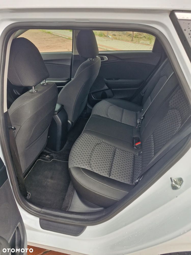 Kia Ceed 1.6 CRDi mHEV M - 12