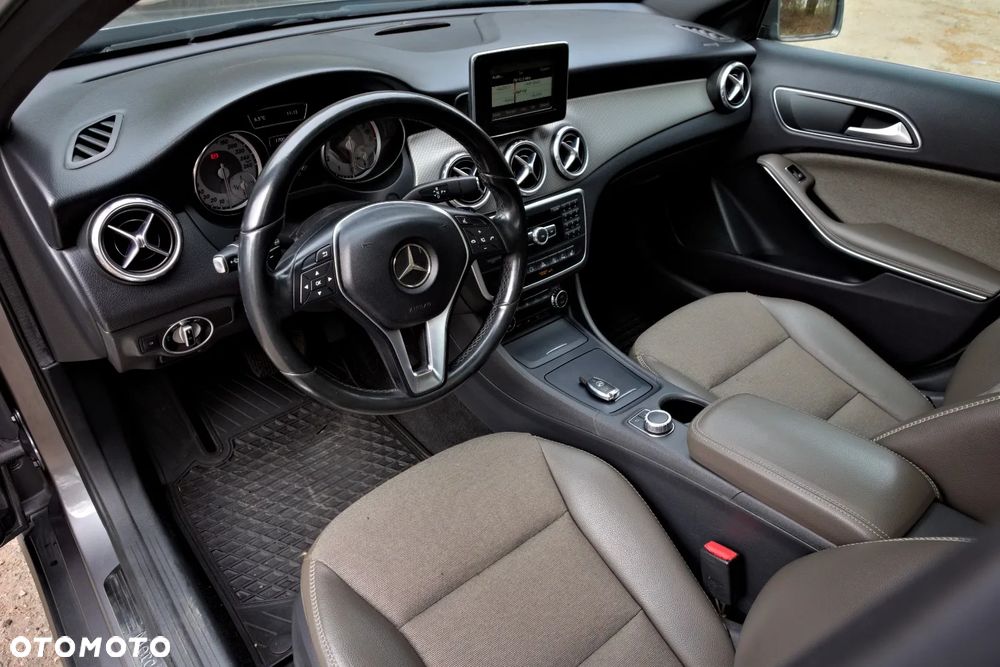 Mercedes-Benz GLA 200 7G-DCT - 28